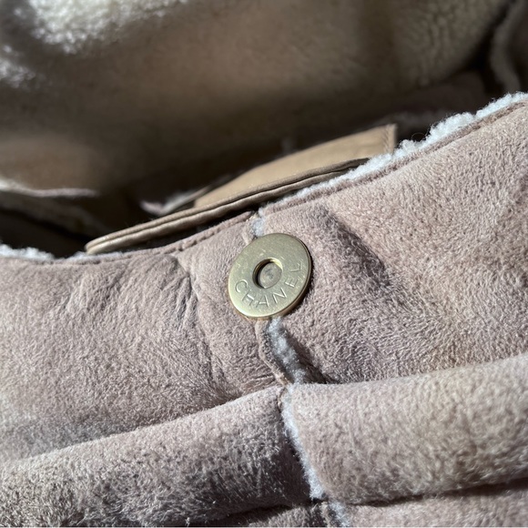 Chanel: Shearling Suede Sherpa CC Accordion Flap Chain Bag *RARE* - Picture 11 of 17